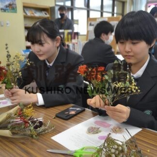 草花で壁飾り作り　白糠高で久遠塾ゼミ(2023-04-15)