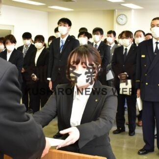 新人決意新た　釧根各地で辞令交付式_1(2023-04-04)