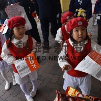 鼓笛隊姿の年長さんステッカー配布　中標津町で４年ぶり防火啓発(2023-04-23)