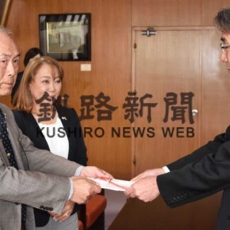 市の学校図書充実へ児童生徒用に寄贈　ぬさまいライオンズク(2023-05-24)