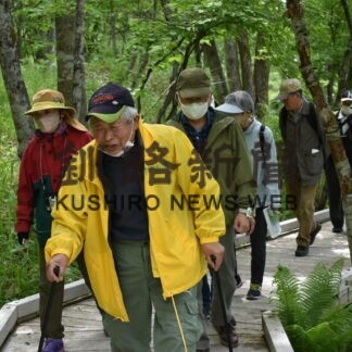 達古武湖畔の植物観察　市民ら木道散策(2023-05-30)