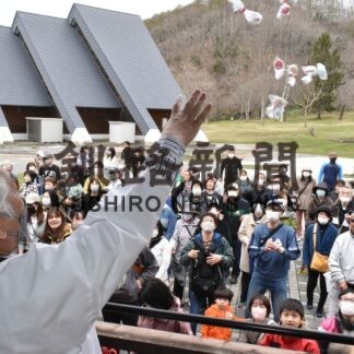 餅まき親子連れ歓声　ロ・バザール10周年祝う(2023-05-04)