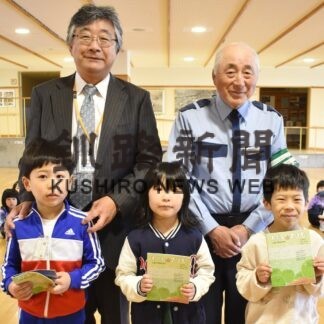 竹内さんが釧路小児童にマリモ絵本寄贈(2023-05-18)