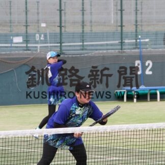 男女４４組、頂点目指し激戦　ソフトテニス中学春季大会_1(2023-05-08)