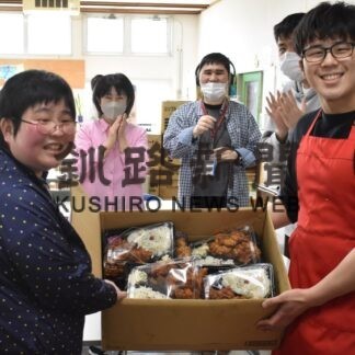 ザンギ弁当に笑顔　サンフラワー利用者が花見遠足「わやだ」に注文(2023-05-26)