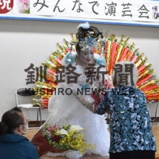 演芸会、高齢者楽しむ　椎名さんに花束(2023-05-31)