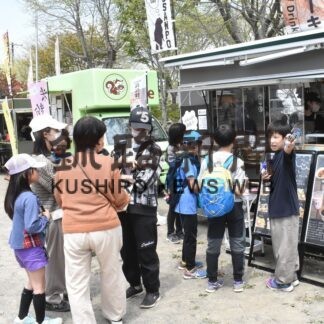キッチンカー大人気　手作りコレクション、家族連れでにぎわう(2023-05-28)
