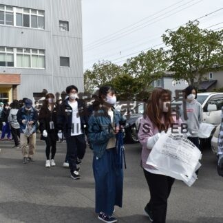 周辺住宅街など清掃活動　くしろせんもん学校学生会、地域住民と交流【釧路】(2023-06-01)