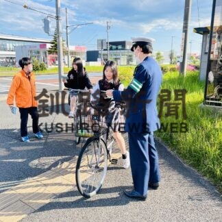 自転車ヘルメット着用を　釧路署イオンで呼び掛け【釧路町】(2023-06-01)