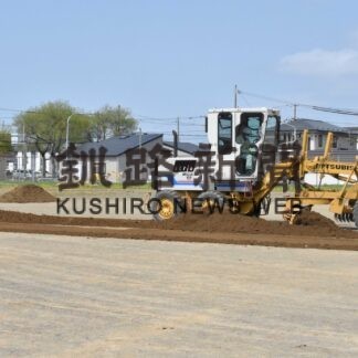 光陽小グラウンド運動会前に整備　三ッ輪建設工業(2023-05-20)