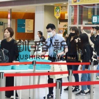 家族ら帰省見送り　釧路空港、駅きょうも混雑続く(2023-05-07)