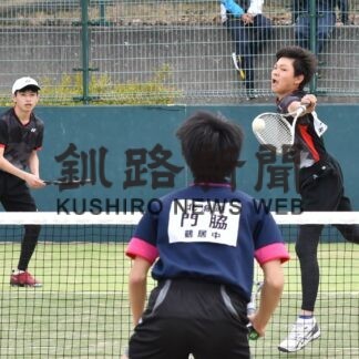 男女４４組、頂点目指し激戦　ソフトテニス中学春季大会(2023-05-08)