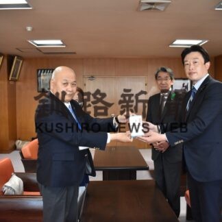 市ＰＴＡ連合会に３０万円分図書券寄贈　市ボランティア連絡協(2023-05-18)