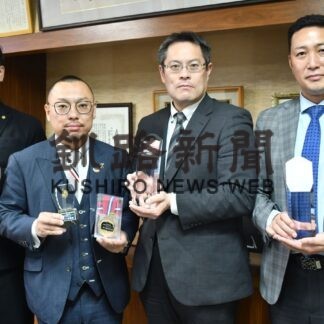 バスケ協会に優勝カップや盾を寄贈　釧路ゆうやけライオンズク(2023-05-02)