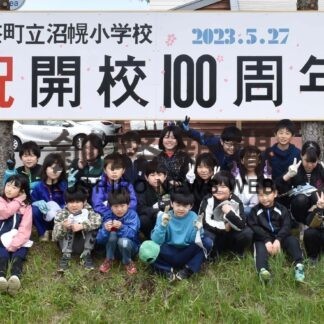 サクラの苗木記念植樹、沼幌小学校１００周年で(2023-05-24)