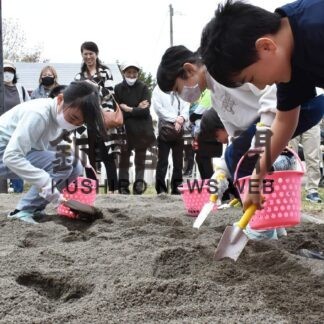 声援受け、潮干狩り　はまなか桜まつり(2023-05-17)