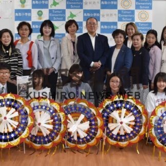 鳥取小に傘踊りの傘寄贈　鳥取商工会議所女性会、姉妹都市６０年で【釧路市】(2023-06-13)