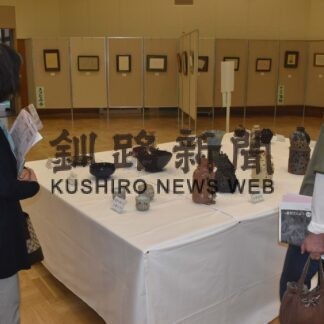 絵画や陶芸、力作並ぶ　根室でグループ美術展【根室】(2023-06-24)