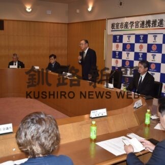 東海大生、コンブ漁家で就業体験　産学官連携推進協、事業計画承認【根室】(2023-06-18)