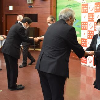 ２１団体、４１事業に６７６万　赤い羽根募金助成金交付式【釧路市】(2023-06-09)