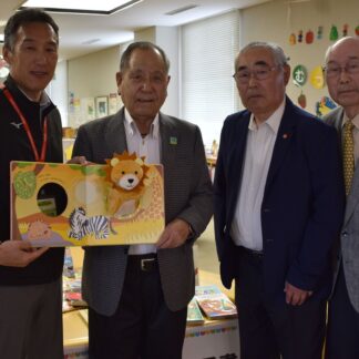 図書館に児童図書１８冊寄贈　一八会、地域貢献の一環で【中標津】(2023-06-11)