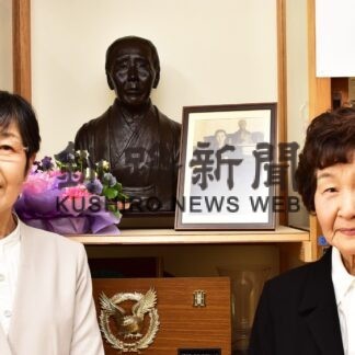 成田さん銅像 花咲小に寄贈　根室地域の女子教育振興尽力【根室】(2023-06-17)