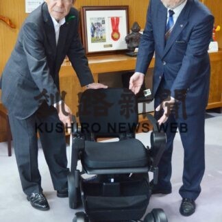 釧路トヨタ自動車、市に電動車椅子寄付【釧路市】(2023-07-01)