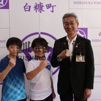 小学生２選手が全道バドミントンでの健闘誓う【白糠】(2023-06-25)