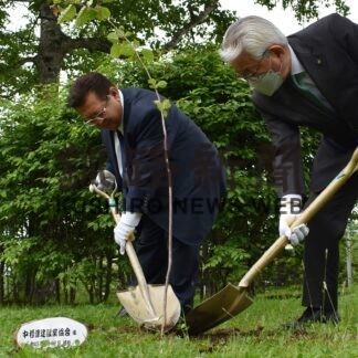 苗木で節目を記念　Ｊクレジット１００㌧達成【中標津】(2023-06-21)