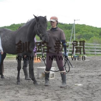 人と馬 距離感が大事　標茶でセラピー【標茶】(2023-06-05)