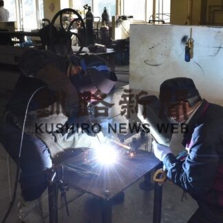 溶接技術プロから学ぶ　釧工業の２人、釧路製作所の大瀧さん指導【釧路市】(2023-06-23)