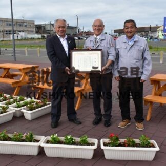 プロムナードにベンチ、プランター役立てて　影本工業寄贈【釧路町】(2023-06-25)