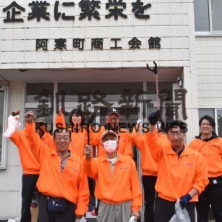 清掃奉仕活動でごみ回収作業　阿寒町商工会【釧路市】(2023-06-16)