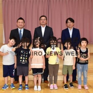 「本に興味、親しんで」浜中町建設業協会が５保育所に図書カード寄贈【浜中】(2023-07-16)