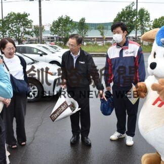 レンタカー安全運転を　地区協会と釧路署が空港前で啓発【釧路市】(2023-07-16)