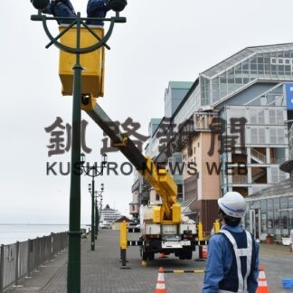 高所作業車で街路灯清掃　釧路川両岸で北電グループ職員ら【釧路市】(2023-07-02)
