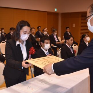 根室の産業の担い手激励　市優良勤労青少年１３人表彰【根室】(2023-07-31)