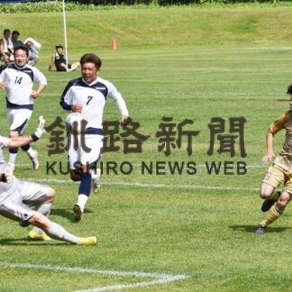 全道から１２チーム、晴天の下で熱戦　シニアサッカー【中標津】(2023-07-17)