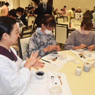 練香作りなど学ぶ　茶道裏千家淡交会青年部が根室で２３年ぶり研修会【根室】(2023-07-29)