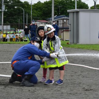防火服身に着け放水体験　茶内保育所幼年消防クラブ【浜中】(2023-07-29)