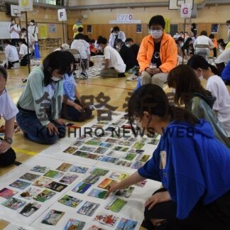 ふるさとカルタで地域交流　鳥取小で大会、４５人参加【釧路市】(2023-07-13)