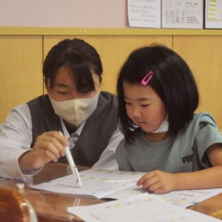 先輩が後輩に勉強指導　美原小と同中が連携事業【釧路市】(2023-07-29)