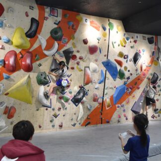 全道の小中生が難関な壁に挑戦、ボルダリングコンペ【釧路市】(2023-08-01)