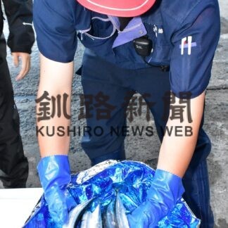 サンマ初水揚げ１㌔最大１４万円(2023-08-20)