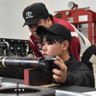 工業高生２人、ものづくりコン自動車整備部門初出場　トヨタでの研修生かす【釧路市】(2023-08-04)