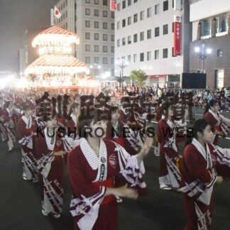 2000人の輪、残暑吹き飛ばす　４年ぶり北大通で市民北海盆踊り【釧路市】(2023-08-20)