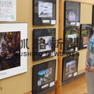 フォトコン入賞作品、遠藤さんのイラスト並ぶ　釧路空港【釧路市】(2023-08-13)