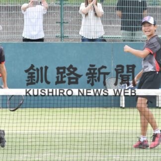 鈴木・木村組と田中・大村組、中学生の部Ｖ　ソフトテニス釧路市体育祭【釧路市】(2023-08-28)