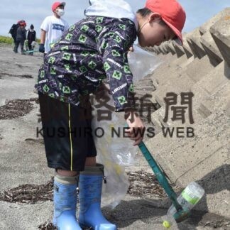 海星学校児童生徒、春国岱清掃に汗【根室】(2023-08-26)