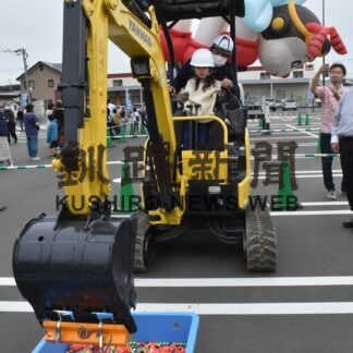 ミニショベル楽しい　建設業フェスで子供たちが操作体験【別海】(2023-08-09)
